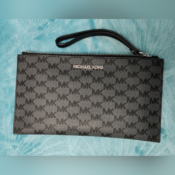 Michael Kors Handbags - Michael Kors wristlet clutch